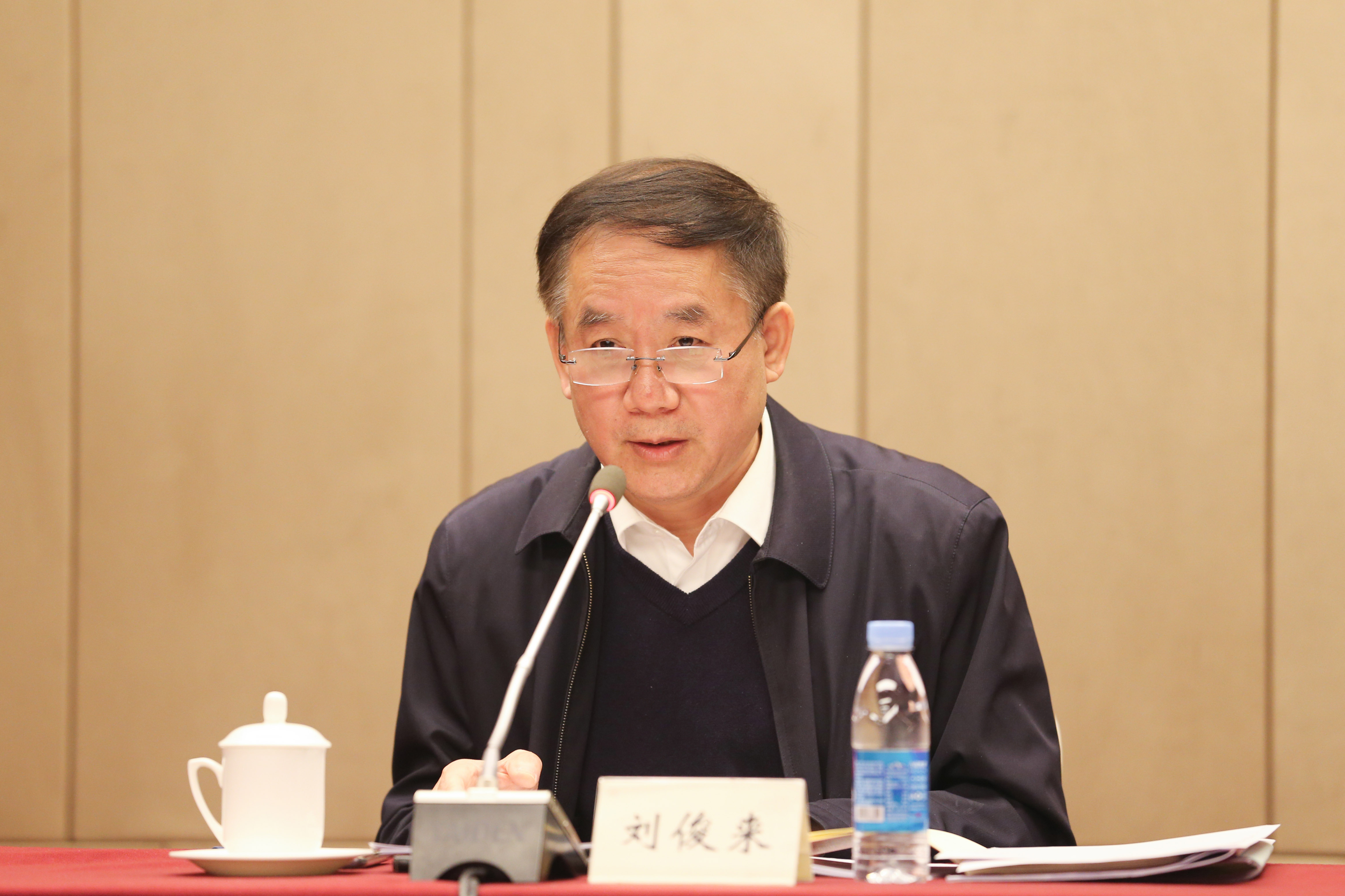 全国政协农业和农村委员会委员刘俊来在报告中表示,今年两会突出"简洁