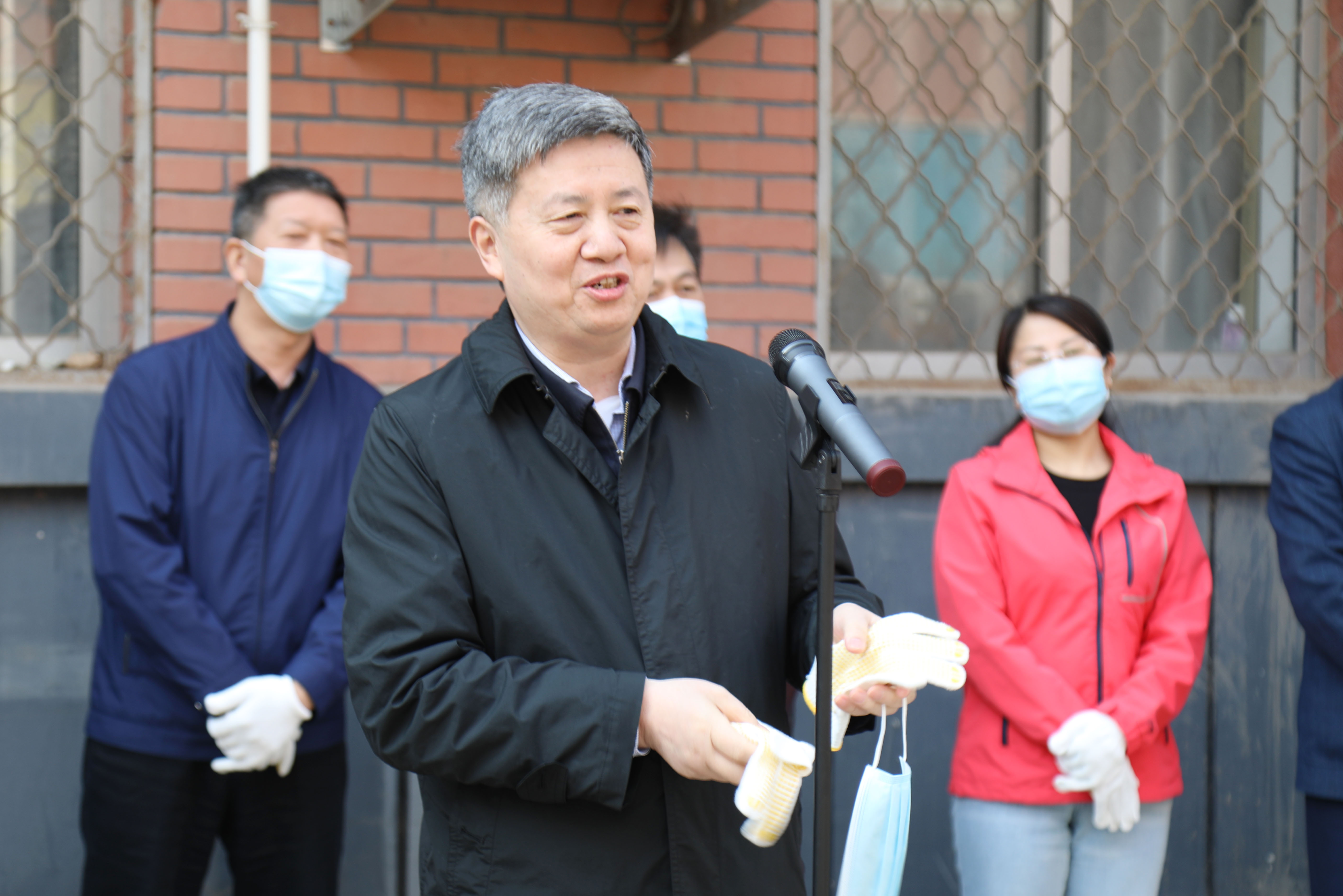 校园又添新绿校领导带领师生共绘地大生态底色