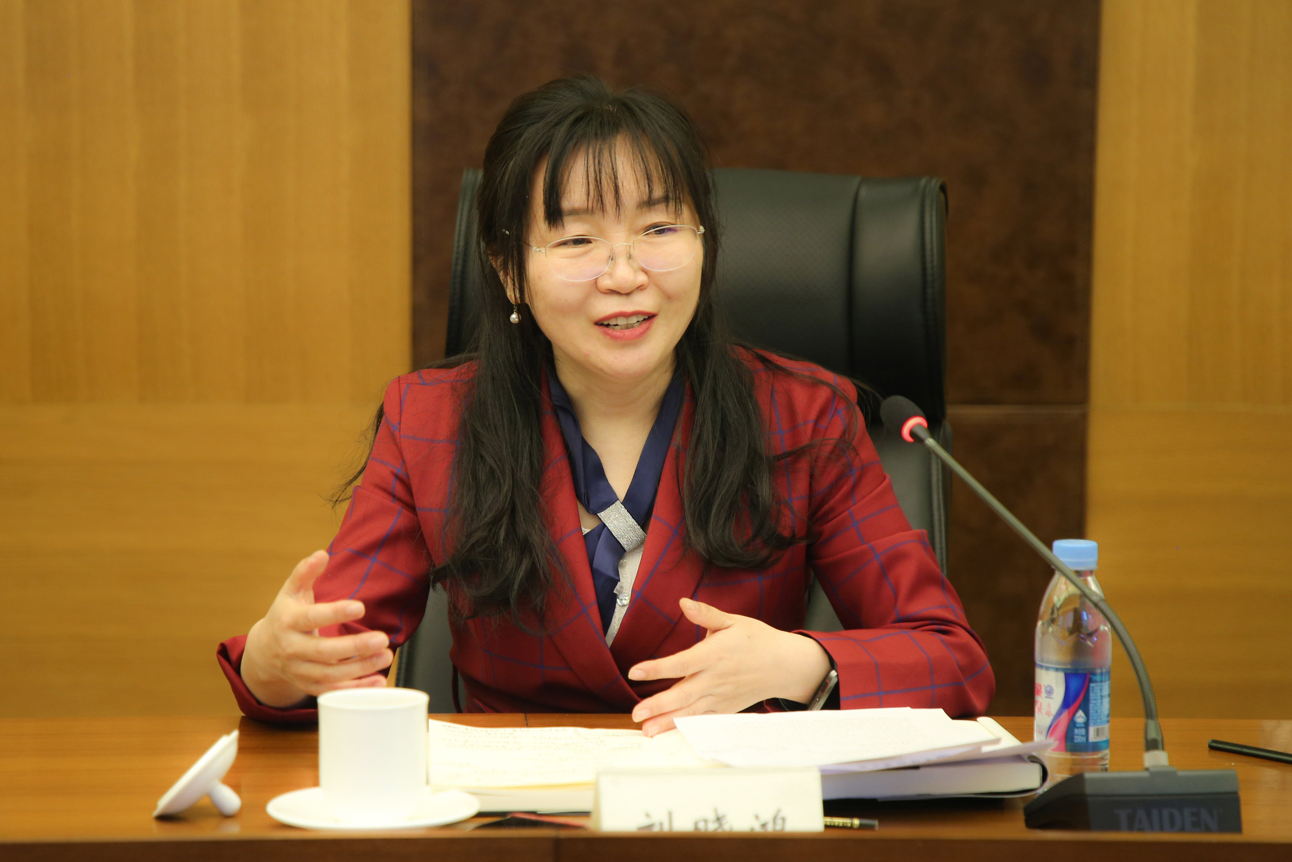 土地科学技术学院白中科教授在发言中指出人类生存发展所依赖的系统