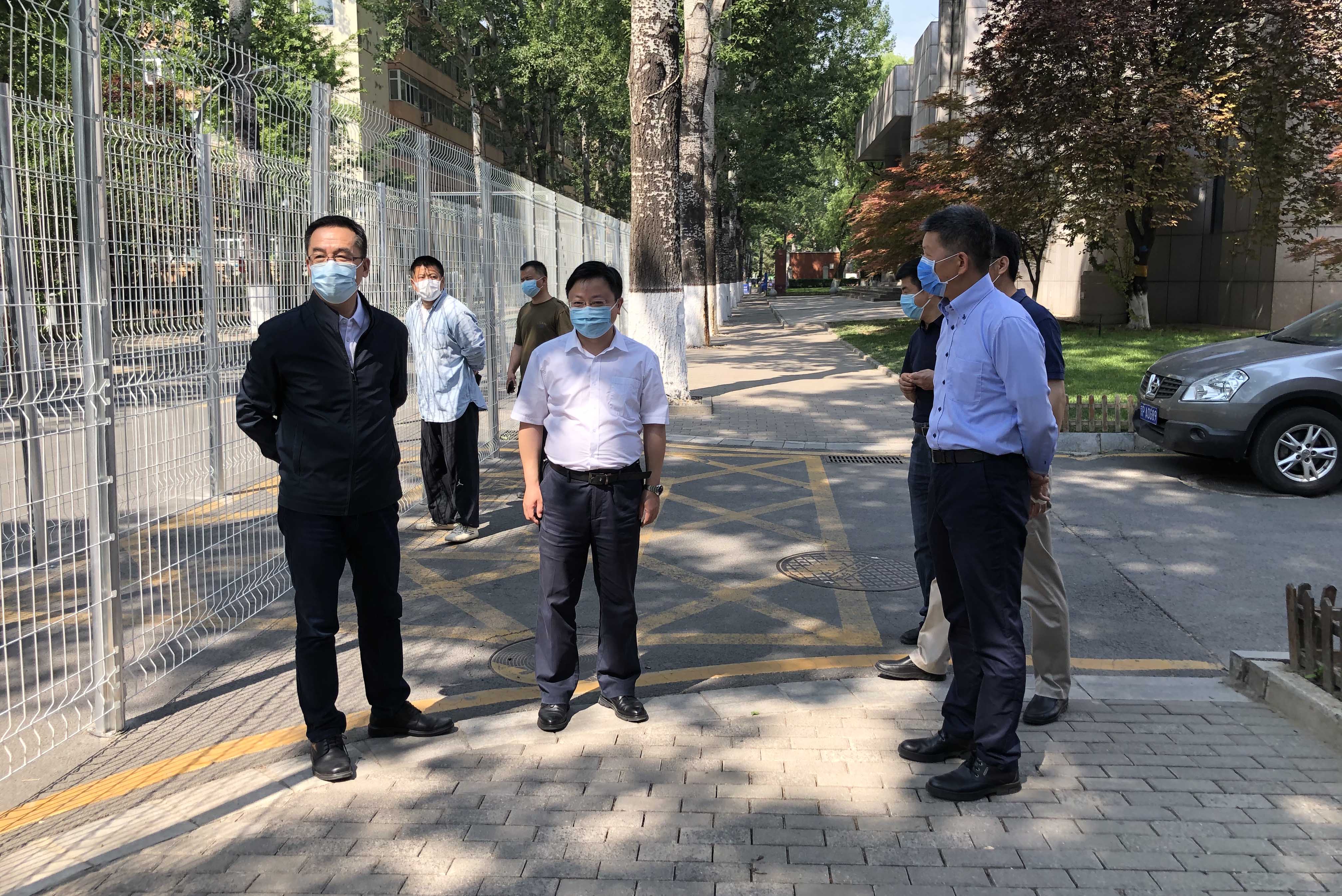 学院路街道党工委书记郑鹏一行来校调研检查疫情防控工作