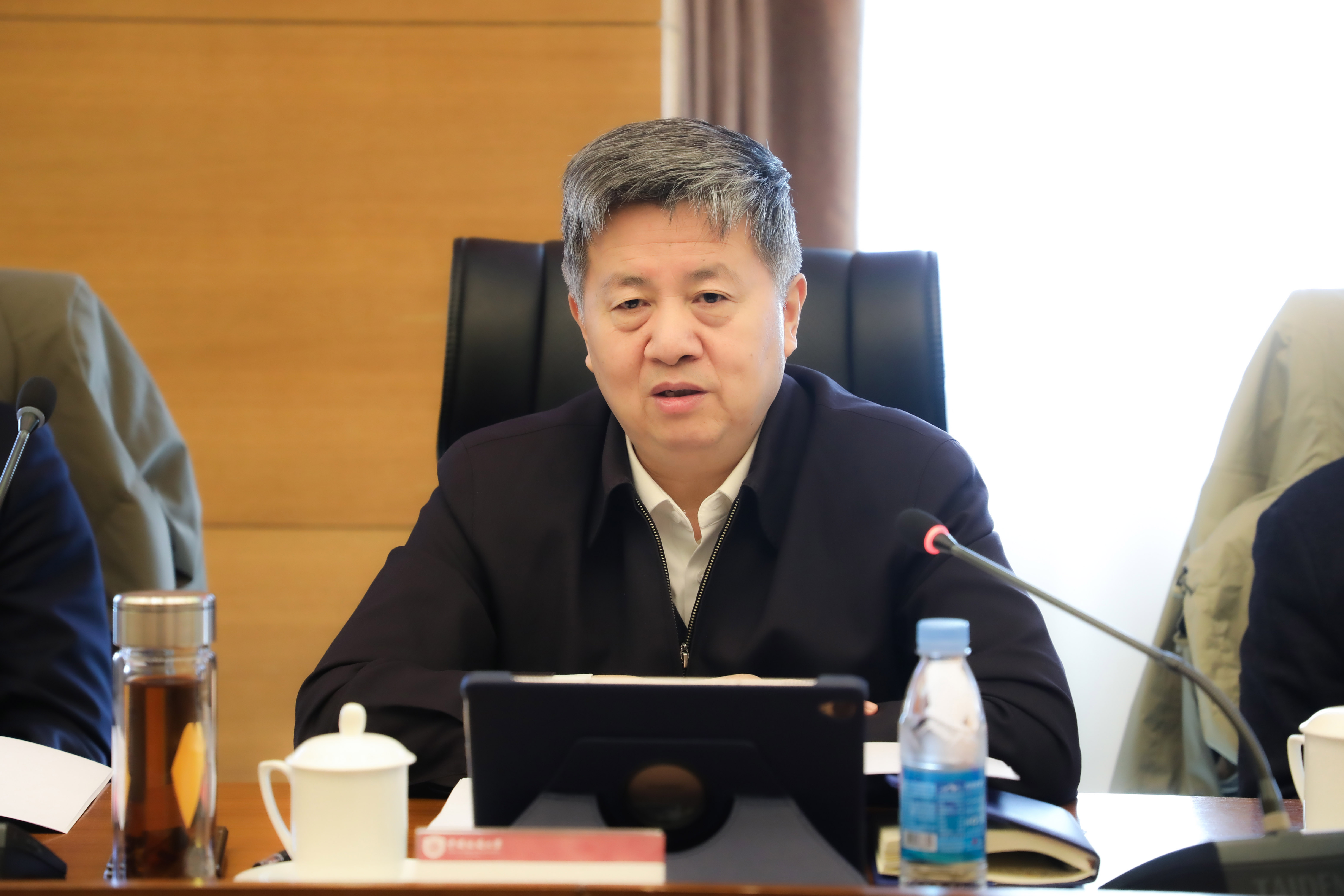 孙友宏在总结发言中对学位评定委员会的辛勤付出表示感谢,并对新一届