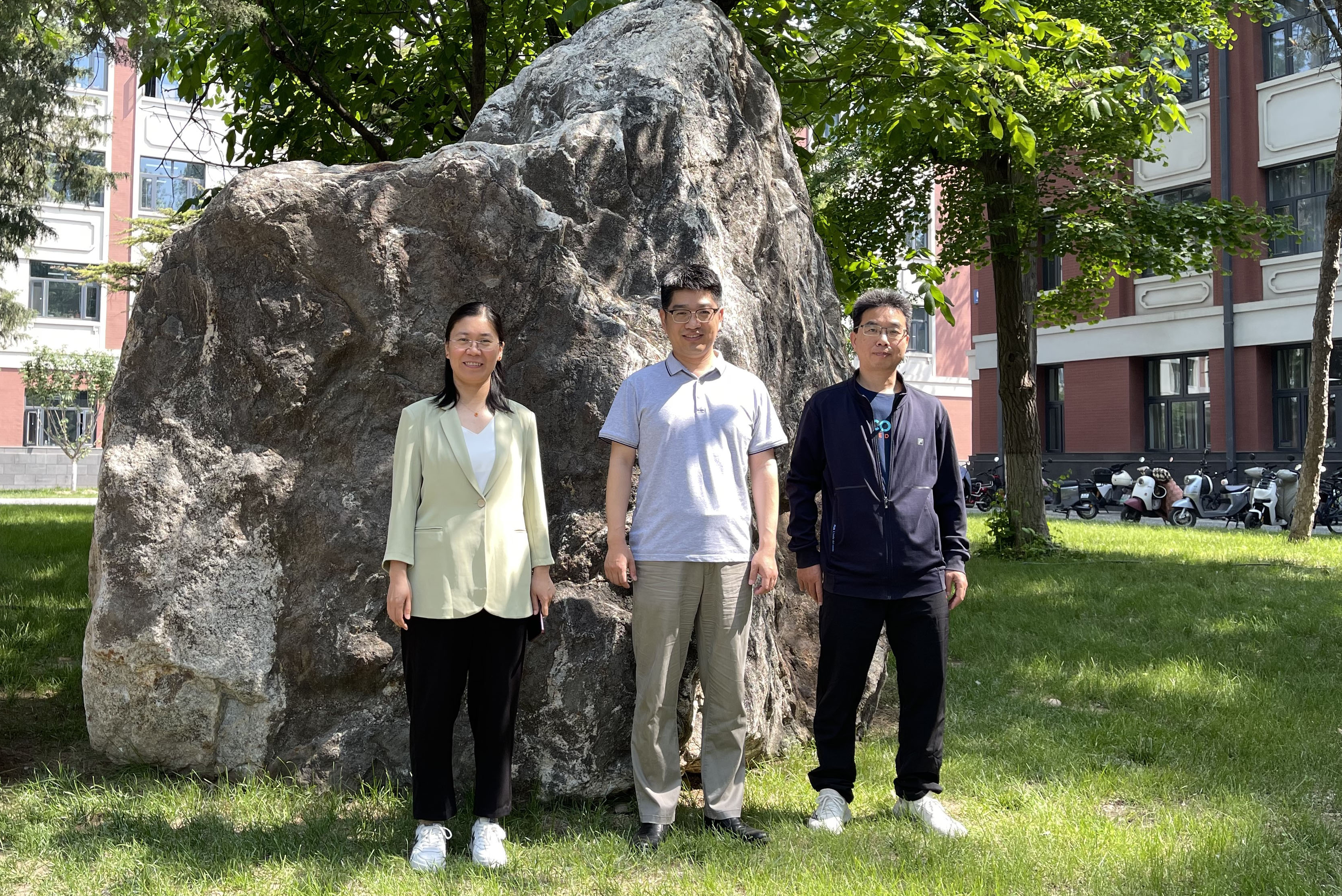 孙祥团队(由左至右:张静,孙祥,杨立强)刘传平团队(由左至右:王振华